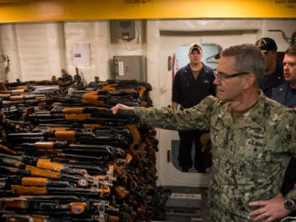 قائد عمليات البحرية الأميركية في الشرق الأوسط نائب الأدميرال سكوت ستيرني خلال زيارة تفقدّية (وكالة رويترز)