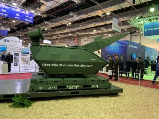 مدفع MK3 Oerlikon عيار 35 ملم والمُوجّه بالرادار والمستعشرات الكهروبصرية على جناج شركة رينميتال الألمانية خلال فعاليات معرض "إيدكس 2018" (شيرين مشنتف – صورة خاصة)