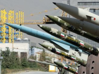 صواريخ إيرانية خلال معرض أُقيم في 28 أيلول/سبتمبر 2014 يُجسّد الحرب بين إيران والعراق 1980-88، كجزء من "أسبوع الدفاع المقدس" بمناسبة ذكرى حرب الـ8 سنوات، في حديقة شمال طهران (AFP/Getty Images)