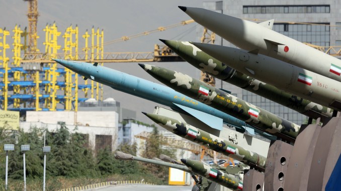 صواريخ إيرانية خلال معرض أُقيم في 28 أيلول/سبتمبر 2014 يُجسّد الحرب بين إيران والعراق 1980-88، كجزء من "أسبوع الدفاع المقدس" بمناسبة ذكرى حرب الـ8 سنوات، في حديقة شمال طهران (AFP/Getty Images)