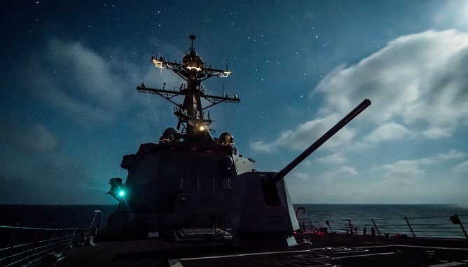 المدمرة الأميركية USS Dewey (DDG-105) التي تطلق القذائف الموجهة خلال إبحارها في المحيط الهادئ (صورة أرشيفية من البحرية الأميركية) مدمرة أميركية
