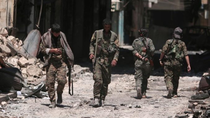 مقاتلون من قوات سوريا الديمقراطية في مدينة منبج بمحافظة حلب في صورة بتاريخ 10 آب/أغسطس 2018. (تصوير: رودي سعيد - رويترز) قوات سوريا الديمقراطية