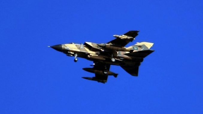 طائرة حربية سعودية من طراز تورنادو تُحلّق فوق بحر الخليج خلال مهمة تدريبية، 450 كلم شرق العاصمة الرياض، يوم 29 نوفمبر 2007 (AFP) مقاتلة تورنيدو