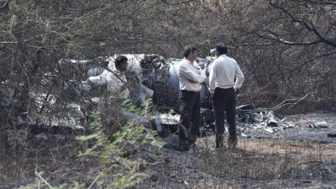 مسؤولون هنود يتجمعون حول بقايا طائرة ميراج 2000 تابعة لسلاح الجو الهندي التي تحطمت بعد دقائق من إقلاعها في بنغالور في 1 فبراير 2019، ما أسفر عن مقتل طيارين (AFP) مقاتلة ميراج