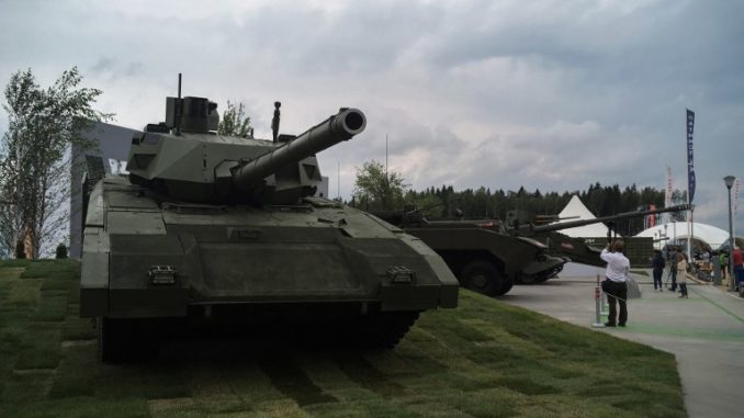 الزوار يمرون بجانب دبابة روسية من نوع أرماتا تي-14 في Kubinka Patriot Park خارج موسكو خلال المنتدى العسكري-الفني العسكري -2015 في 21 أغسطس 2018 (AFP) دبابة تي-14