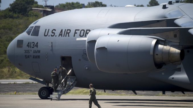 طائرة تابعة للقوات الجوية الأميركية من طراز C-17 تحمل مساعدات إنسانية لفنزويلا بعد هبوطها في مطار كاميلو دازا الدولي في كوكوتا بكولومبيا على الحدود مع فنزويلا في 16 فبراير 2019 (AFP) طائرة سي-17