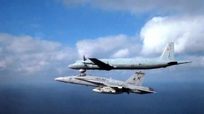 مقاتلة من طراز "F/A-18 هورنت" ترافق طائرة "IL-38" المضادة للغواصات الروسية (صورة أرشيفية - وكالة سبوتنيك عن البحرية الأميركية) طائرة IL-38