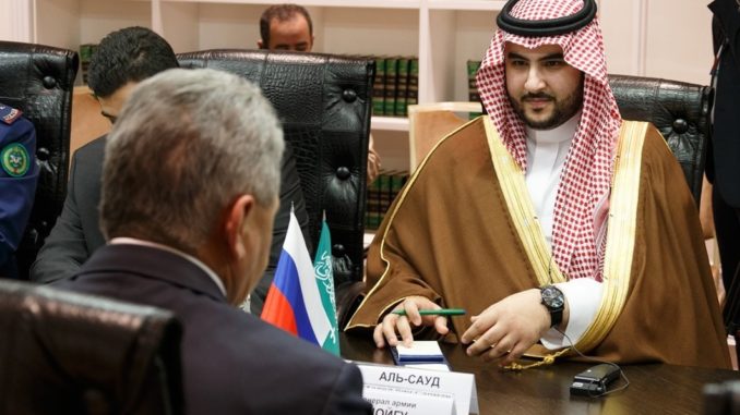 وزير الدفاع الروسي، سيرغي شويغو، يلتقي في موسكو نائب نظيره السعودي، الأمير خالد بن سلمان في 24 نيسان/أبريل 2019 (موقع روسيا اليوم) السعودية وروسيا
