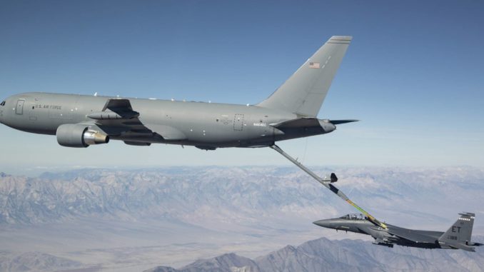 طائرة التزويد بالوقود KC-46 من إنتاج شركة بويبغ تزوّ> طائرة F-15E بالوقود جوا (صورة أرشيفية) طائرة KC-46