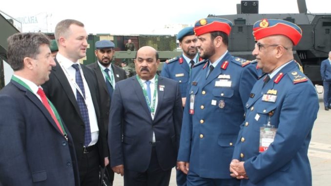 وفد رفيع المستوى من وزارة الدفاع والقيادة العامة للقوات المسلحة الاماراتية في فعاليات المعرض الدولي للأسلحة والآليات العسكرية "ميلكس 2019 " المقام في عاصمة بيلاروسيا مينسك (وكالة الأنباء الإماراتية) وفد إماراتي