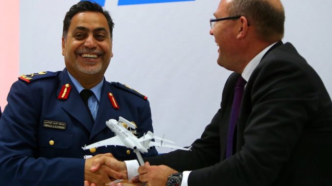 اللواء عبد الله الهاشمي (المدير التنفيذي) للتحليل الاستراتيجي بوزارة الدفاع الإماراتية يتلقّى نموذجًا عن طائرة المراقبة "جلوبال 6000" من رئيس ساب هاكان بوشخي، في معرض دبي للطيران. في نوفمبر 2015 (AFP) شركة ساب
