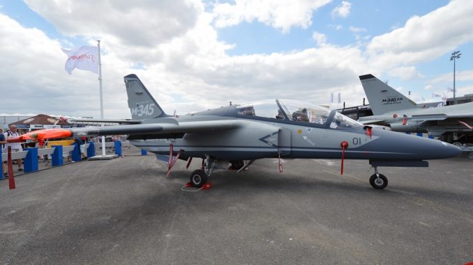 إيطاليا تطلب 13 طائرة تدريب نفاثة من نوع M-345 (Wikimedia Commons) طائرة M-345