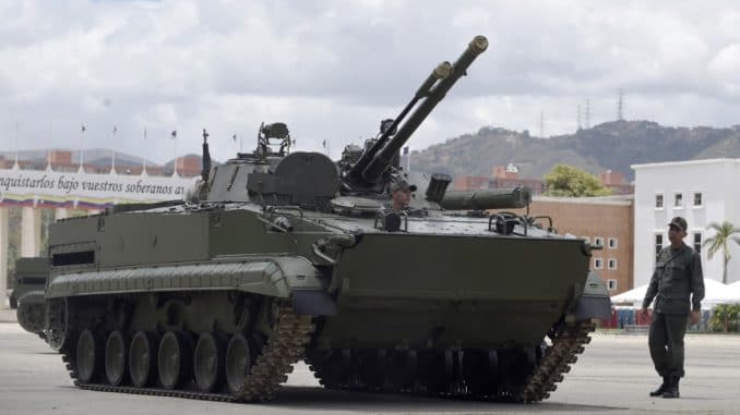 مركبة قتالية روسية الصنع من طراز BMP-3 في قاعدة عسكرية في كاراكاس في 14 مارس 2015 (AFP) عربة BMP-3