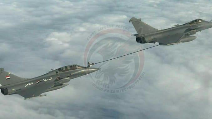 مقاتلة Rafale DM تابعة للقوات الجوية المصرية ومقاتلة Rafale M تابعة لطيران القوات البحرية الفرنسية أثناء التدريب على نظام التزود بالوقود جوا بين الطائرات المقاتلة والمعروف بإسم " Buddy-to-Buddy Refueling "، وذلك خلال فعاليات إحدى التدريبات التي نفذها الطيارون المصريون مع طيران البحرية الفرنسية بفرنسا (بوابة الدفاع المصرية) مقاتلة رافال