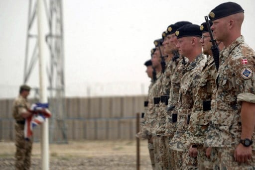 جنود بريطانيون ودنماركيون يقفون خلال حفل تسليم قاعدة الشعيبة اللوجستية في 24 أبريل 2007 (AFP) جنود