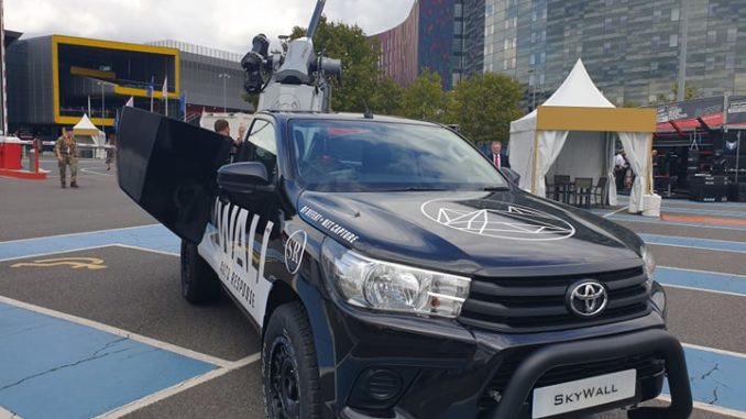 صورة خاصة للأمن والدفاع العربي خلال DSEI 2019 لمنظومة Skywall وهي سيارة مدنية تضمّ نظام مكافحة الطائرات بدون طيار من إنتاج Steelrock Technologies و openworks engineering منظومة Skywall