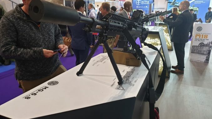 رشاش آلي MG-6.8 من إنتاج شركة Sig Sauer خلال عرضه في DSEI في لندن بين 10 و 13 سبتمبر 2019 (الأمن والدفاع العربي – صورة خاصة) رشاش آلي MG-6.8