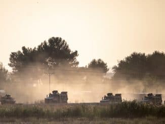 عربات الجيش التركي تتجة نحو الحدود السورية قرب أكاكال في سانلرفا في 9 تشرين الأول/ أكتوبر 2019، نتيجة إعلان تركيا شنّ عملية عسكرية على القوات الكردية في شمال سوريا. (فرانس برس)
