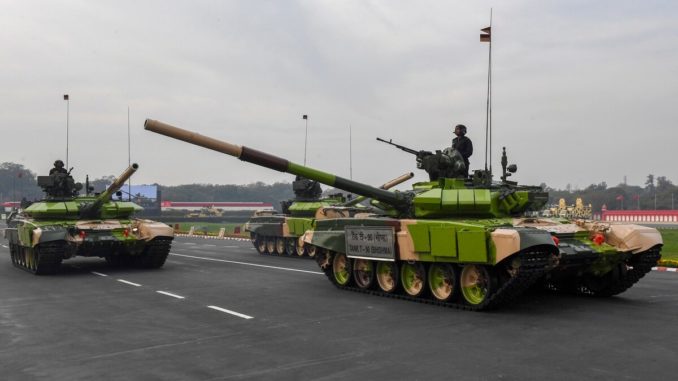 دبابات تابعة للجيش الهندي من طراز T-90 تشارك في استعراض يوم الجيش في نيودلهي في 15 يناير 2019 (AFP) الجيش الهندي