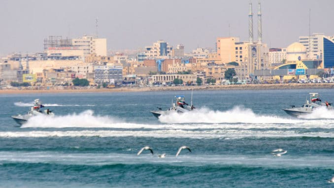 مناورات عسكرية بحرية بين إيران والصين وروسيا في بحر عمان في 29 كانون الأول/ ديسمبر 2019 مناورات عسكرية
