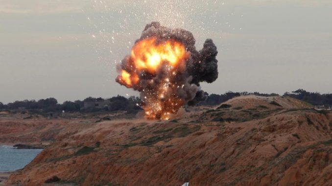 صاروخ من منظومات الدفاع الجوي المحمولة (MANPADS) على طول الشاطئ المواجه لسلسلة الرماية، شرق العاصمة الليبية طرابلس، في 11 ديسمبر 2011. (رويترز) صاروخ