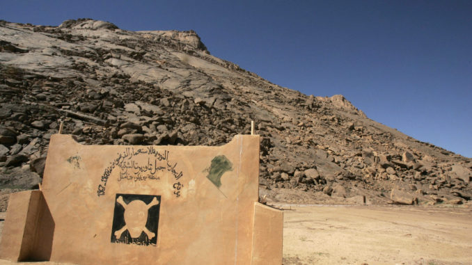 مشهد من نقطة الصفر في موقع التجارب النووية الفرنسية في إينكر بالقرب من عين ماجويل، على بعد 170 كيلومترًا من مدينة تمنراست جنوب الجزائر في 16 فبراير 2007 (رويترز) التجارب النووية