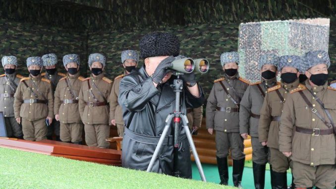الزعيم الكوري الشمالي كيم جونغ أون يحضر تدريبات عسكرية في صورة نشرتها وكالة الأنباء المركزية الكورية الشمالية في 28 شباط/فبراير 2020. صورة لم يتسن لرويترز التحقق منها بشكل مستقل ويحظر استخدامها في كوريا الجنوبية أو بيعها لأطراف ثالثة ويحظر استخدامها في الأغراض التجارية أو التحريرية في كوريا الجنوبية كوريا الشمالية
