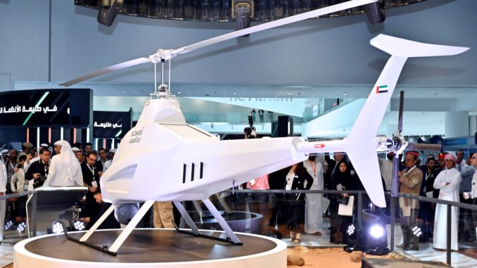 المروحية درون إماراتية الصنع من نوع "قرموشة" على منصة عرض شركة أداسي خلال فعاليات معرض يومكس 2020 (وكالة وام) مروحية قرموشة