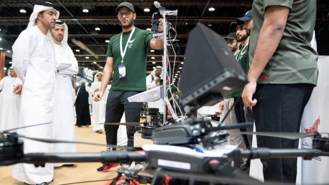 الشيخ هزاع بن زايد آل نهيان، نائب رئيس المجلس التنفيذي لإمارة أبوظبي معرضي الأنظمة غير المأهولة "يومكس 2020" والمحاكاة والتدريب "سيمتكس 2020" (وكالة وام) يومكس