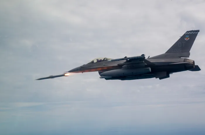 مقاتلة “F-16” الأميركية قريباً بقدرات الطيران الذاتي المستقل