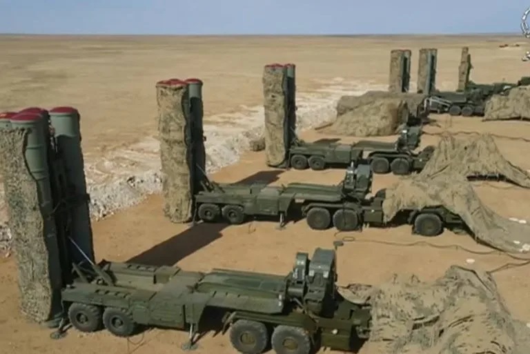 خلال مناورة “الصمود 2025”.. الجزائر تستعرض لأول مرة منظومة الدفاع الجوي “إس-400” الروسية