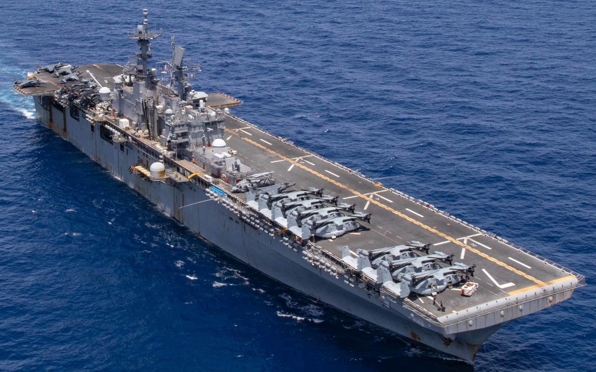 ماذا نعرف عن سفينة “USS Iwo Jima” الأميركية التي نقلت مادورو إلى نيويورك؟