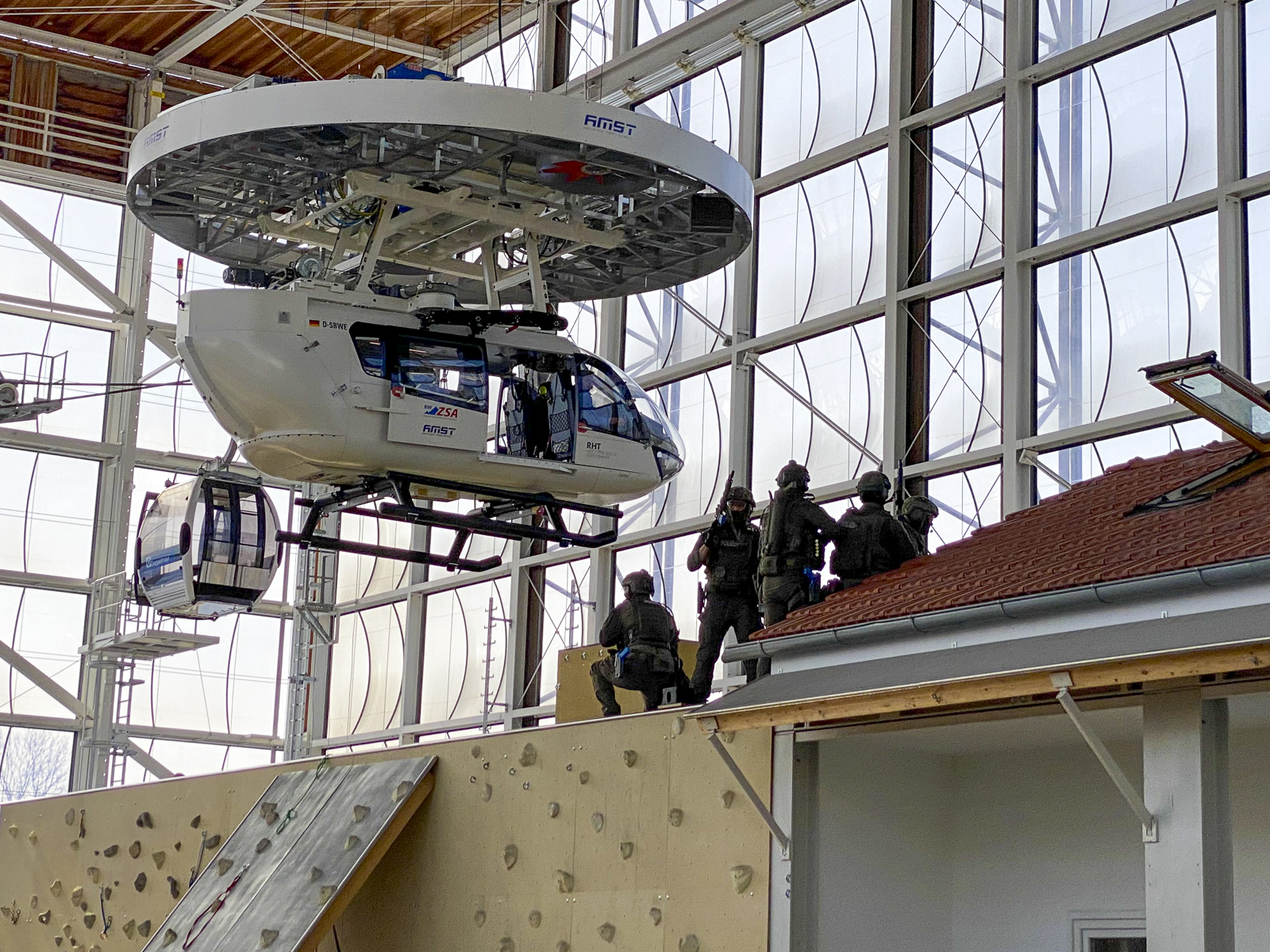 الإمارات تؤسس أول مركز عالمي متكامل لتدريب الأمن والإنقاذ والعمليات الخاصة