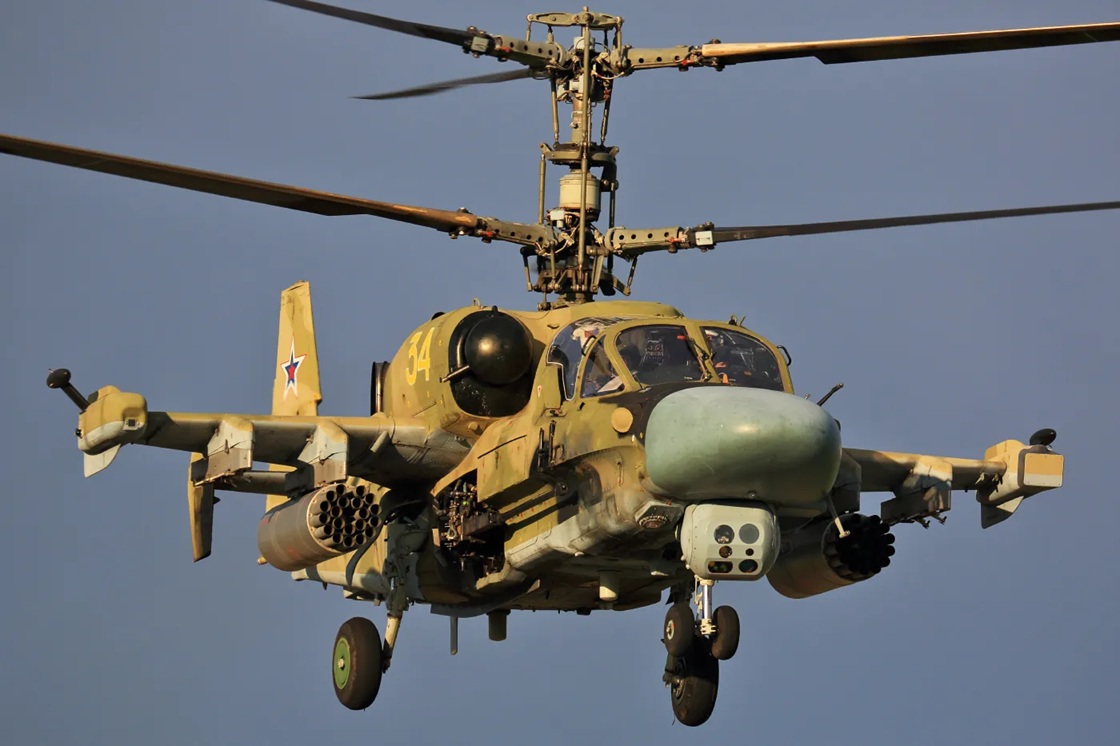 روسيا تزود مروحياتها الهجومية “Ka-52” بصواريخ موجهة لإسقاط المسيرات