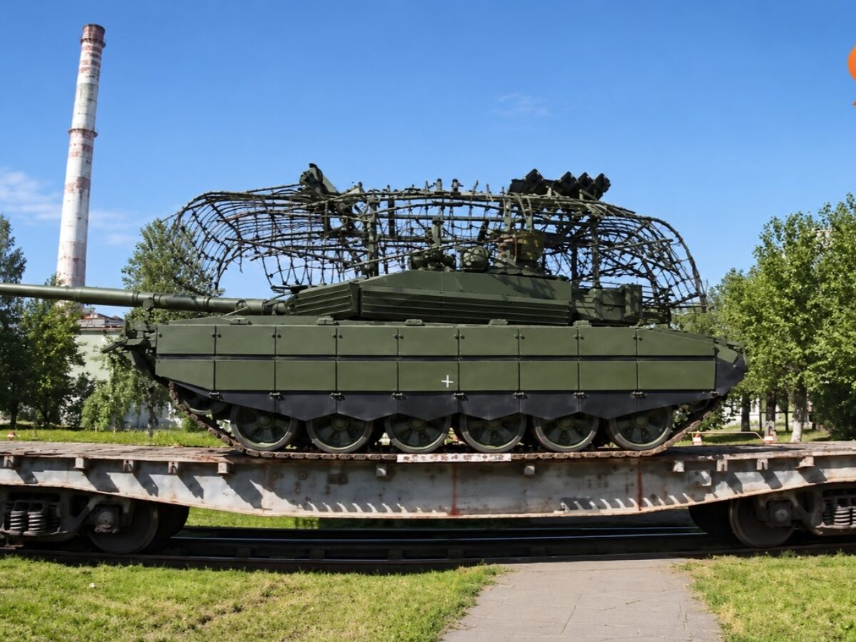 مزودة بدروع لمواجهة المسيرات.. الجيش الروسي يتسلم دفعة جديدة من دبابات “T-90M”